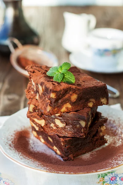 Pastel de chocolate brownies sobre fondo de madera — Foto de Stock