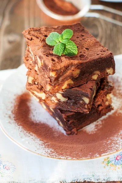 Pastel de chocolate brownies sobre fondo de madera — Foto de Stock