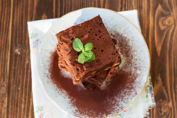 蛋糕巧克力核仁巧克力饼上木制的背景 — 图库照片