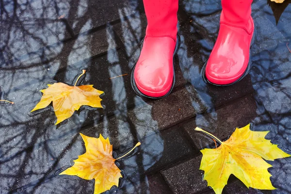 Mujer con botas de lluvia —  Fotos de Stock