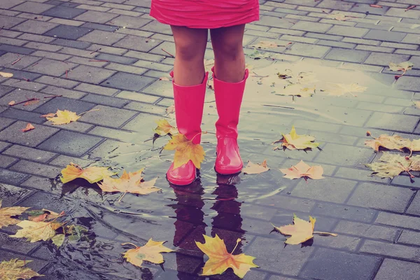 Žena v dešti boty — Stock fotografie