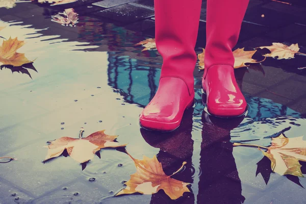 Mujer con botas de lluvia —  Fotos de Stock