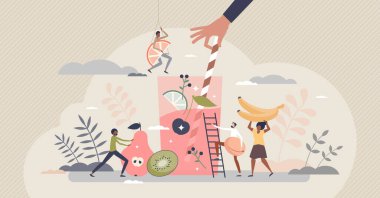 Lezzetli taze taze dilimli meyve suyu. Lezzetli içecek, minik insan konsepti.