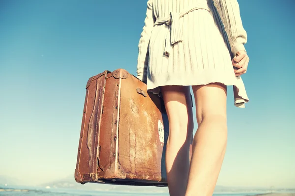 Dobrodružné žena cestuje s kufrem — Stock fotografie
