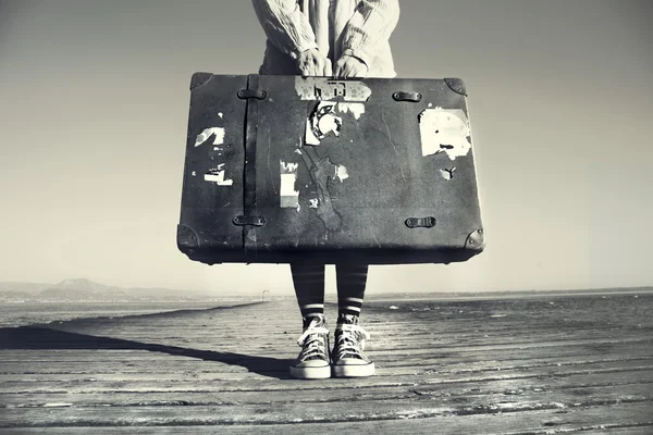 Mladá žena připravena k cestování s kufrem — Stock fotografie