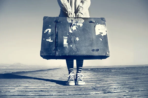 Молодая женщина готова путешествовать с чемоданом — стоковое фото