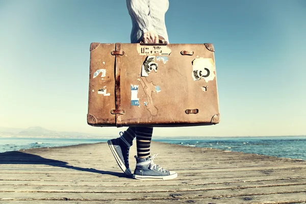 Joven lista para viajar con su maleta — Foto de Stock