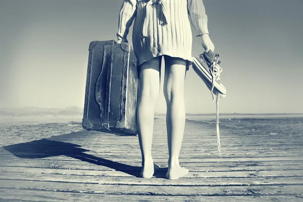 Young woman just arrived to destination with her suitcase — Stock Photo, Image