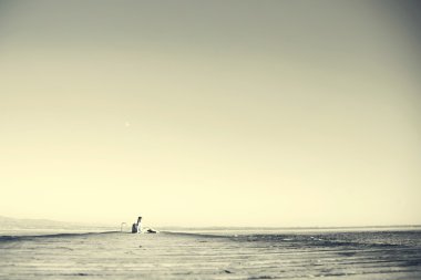 rahat kadın büyük çantası uzun bir yolculuktan sonra dinlenme