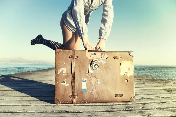 Heureuse jeune femme prête à voyager avec sa valise — Photo