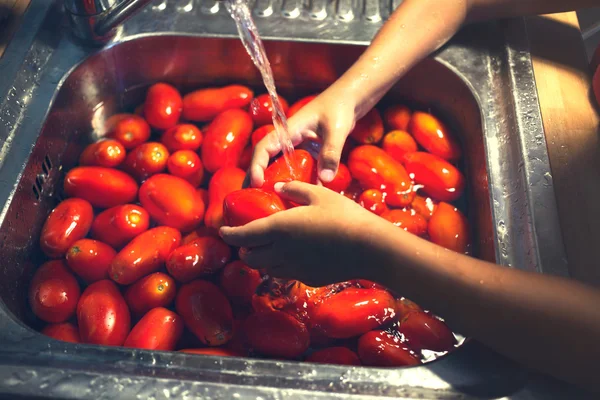 domates sosu hazırlamak için yıkamak hazır