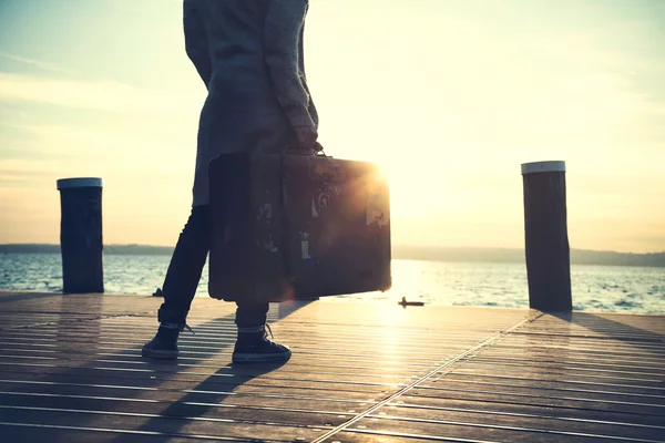 Mujer esperando a que un barco salga en un viaje — Foto de Stock