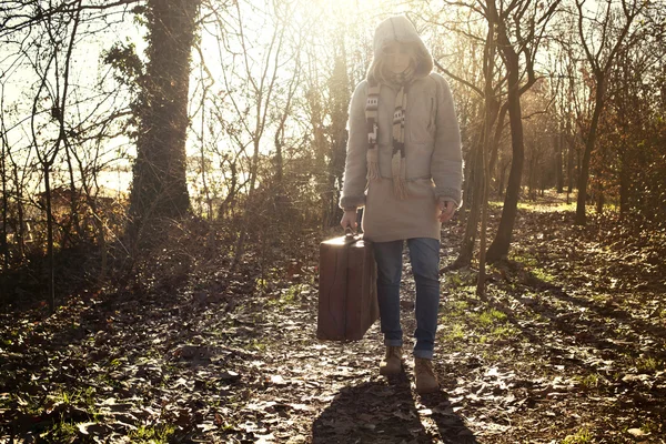 Reisende Frau beginnt ihre Reise in den geheimnisvollen Wald — Stockfoto