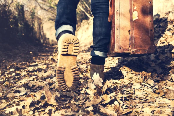 Vrouw lopen in het wild — Stockfoto