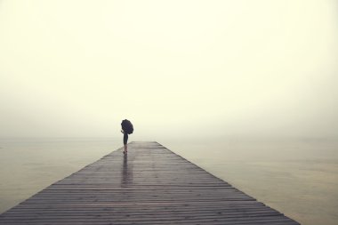 kadın şemsiye ile huzur içinde denize cepheli contemplates