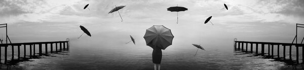 сюрреалистический дождь зонтов на море
