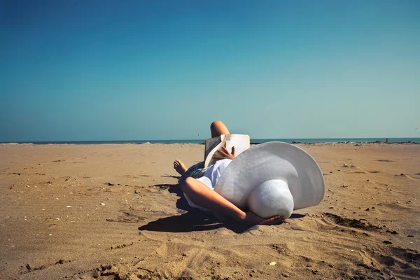 リラックスした女性は海の前に本を読む — ストック写真
