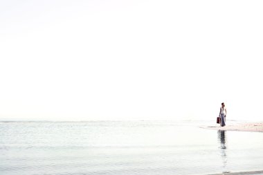 Gezgin kadın bavulunu ortasında doğa ile dolaşır