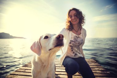 onun köpeği ile birlikte eğlenmek için mutlu bir kadın