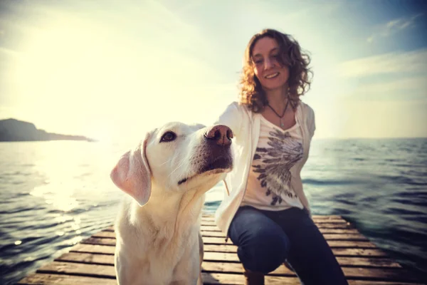 Feliz mujer a divertirse junto con su perro — Foto de Stock