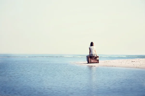 Voyageur femme reposant en face de l'océan spectaculaire — Photo