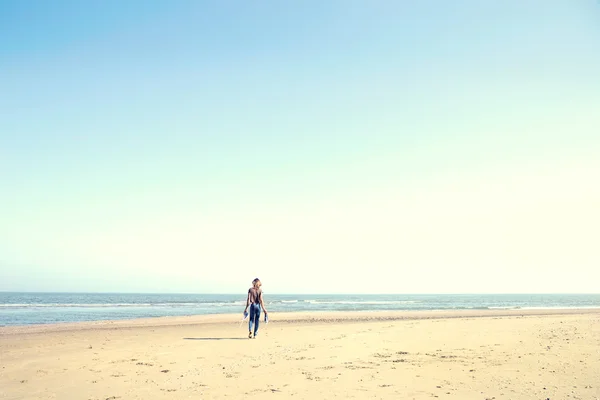 Mujeres atléticas caminando rápido en la playa — Foto de Stock