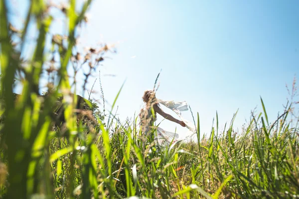 Ευτυχισμένη γυναίκα στροφή γύρω από τον εαυτό σε ένα πεδίο — Φωτογραφία Αρχείου