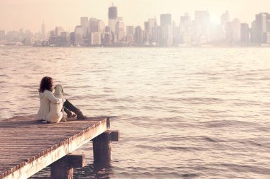 tatlı tatlı köpeğini Newyork city bakarken kucaklayan kadın