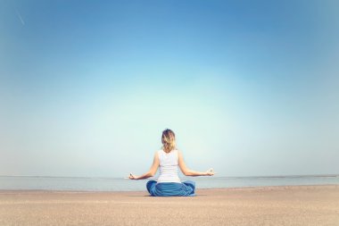 kadın denizde gevşeme ve meditasyon çalışmaları gerçekleştirme