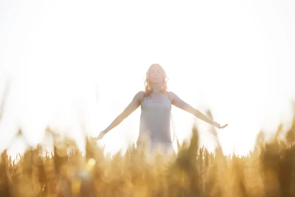 Femme romantique prenant une profonde respiration dans le blé — Photo