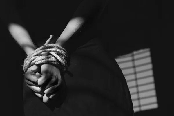 Женщина связана и заключена в тюрьму — стоковое фото