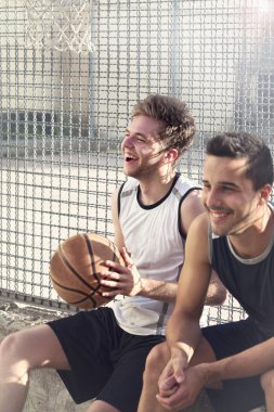 kentsel bir yerde oturan basketbolcular güvenmek