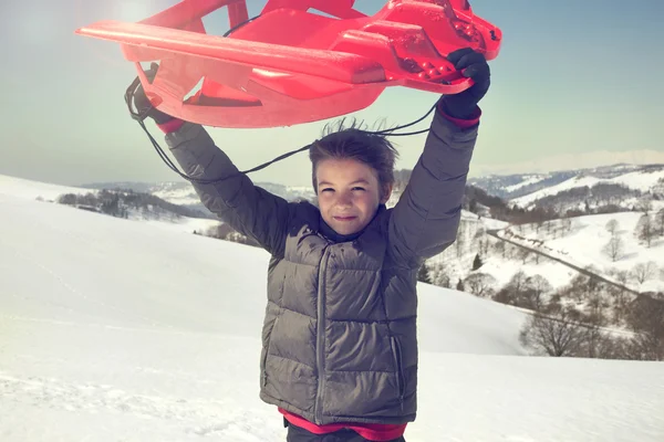 Ragazzo sorridente mostra la sua slitta per la foto — Foto Stock