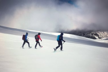 deneyimli yürüyüşçüler dağın zirvesine ulaşmak