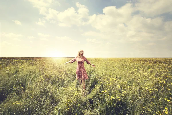 Mujer soñadora caminando en la naturaleza iluminada por el sol — Foto de Stock