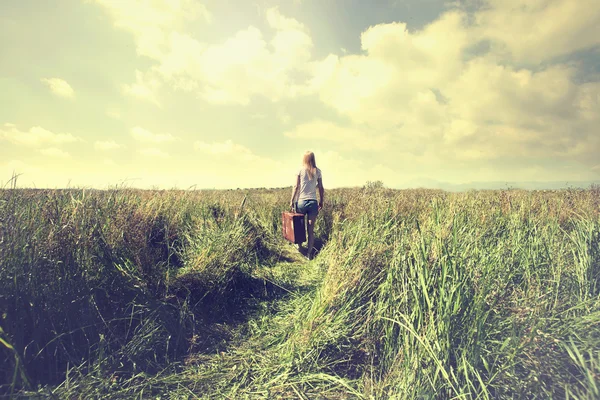 Einsame Frau unternimmt einen Ausflug in ein anderes Leben — Stockfoto