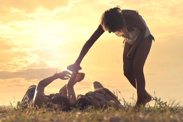 Ernennung, Treffen, Grußworte, eine Geste der Freundschaft zwischen drei Freunden — Stockfoto