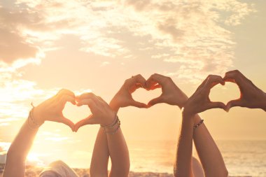 gün batımında göğe fırlattı kalp şeklinde bir kadının üç el