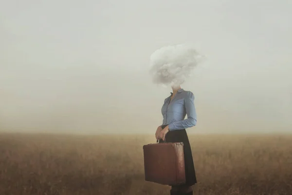 Surrealistisch Moment Van Een Vrouw Reiziger Met Haar Hoofd Bedekt — Stockfoto