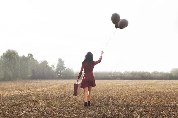 Joven Viajero Caminando Hacia Desconocido Con Maleta Globos Voladores —  Fotos de Stock