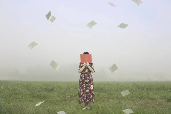 Dromerige Vrouw Het Lezen Van Een Boek Terwijl Pagina Vliegen — Stockfoto