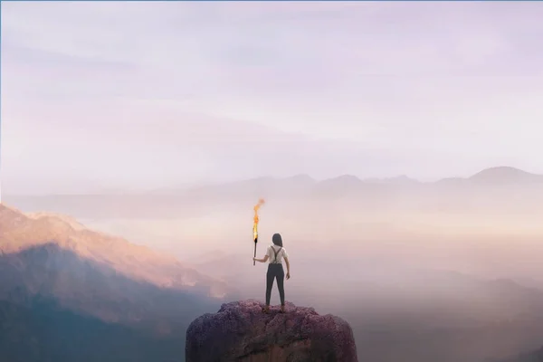 一个拿着火炬站在山顶上的女人 成功的概念 — 图库照片