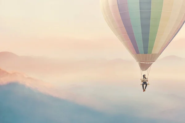 Gerçeküstü Bir Kadın Sıcak Hava Balonunda Sallanarak Eğleniyor — Stok fotoğraf