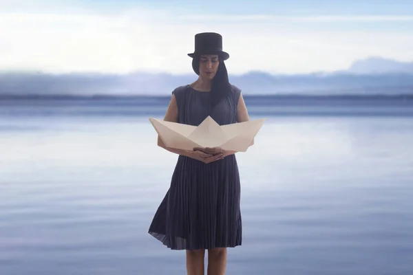 Kvinna Med Hatt Håller Surrealistisk Papper Båt Sina Händer — Stockfoto