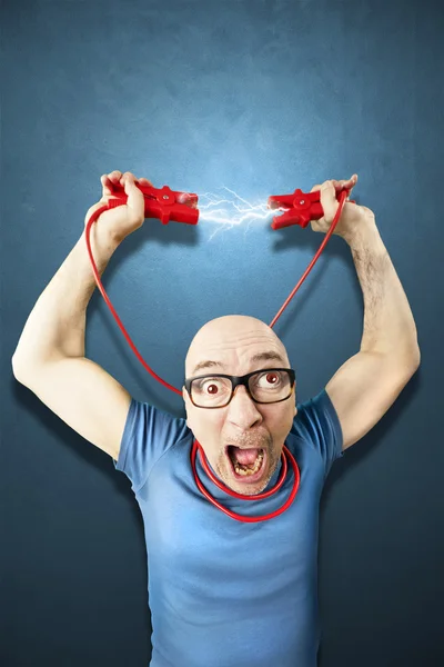 Man need energie holding red elettric wires — Stock Photo, Image