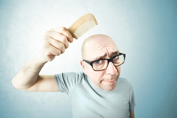 Homem nostálgico pentear sua cabeça careca na manhã — Fotografia de Stock