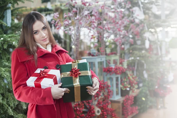 Mulher compra presentes de Natal — Fotografia de Stock