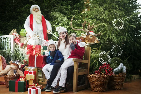 Här kommer jultomten, familj överraskning Royaltyfria Stockbilder