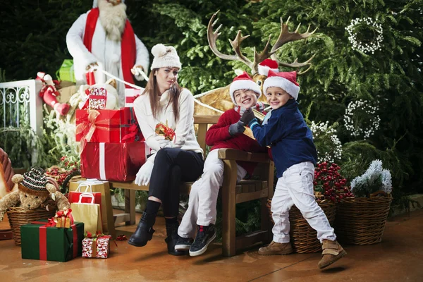 Jonge broers spelen bij het huis van de Kerstman Stockafbeelding