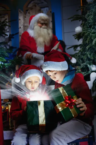 Crianças surpresas abrir o presente de Natal mágico — Fotografia de Stock